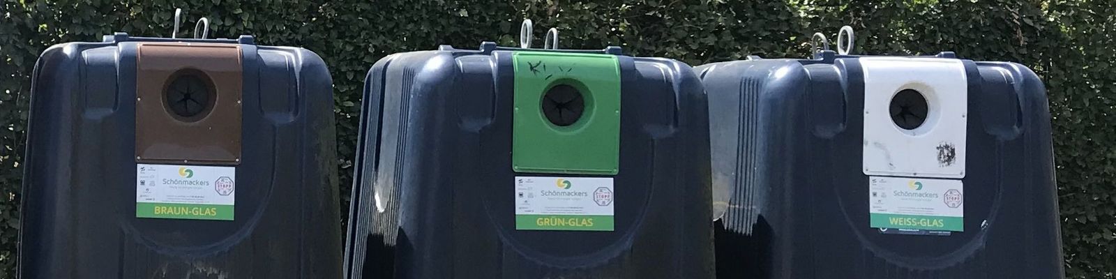 Farblich sortierte Glasscontainer am Straßenrand Farblich sortierte Glasscontainer am Straßenrand