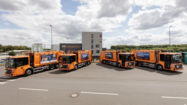 Vier Pressmüllfahrzeuge der RegioEntsorgung vor dem Betriebsgebäude Vier Pressmüllfahrzeuge der RegioEntsorgung vor dem Betriebsgebäude