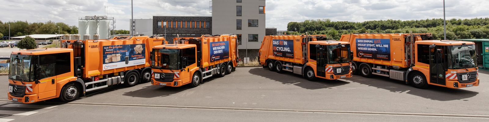 Vier Pressmüllfahrzeuge der RegioEntsorgung vor dem Betriebsgebäude Vier Pressmüllfahrzeuge der RegioEntsorgung vor dem Betriebsgebäude