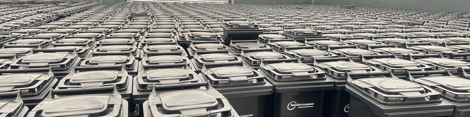 Viele Restmülltonnen der RegioEntsorgung im Tonnenlager Viele Restmülltonnen der RegioEntsorgung im Tonnenlager