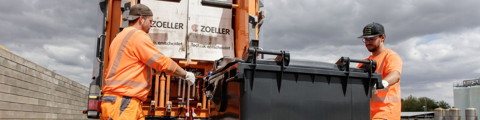 Zwei Lader der RegioEntsorgung bei der Arbeit Zwei Lader der RegioEntsorgung bei der Arbeit