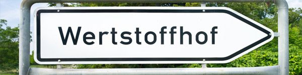 Weißes Schild mit der Aufschrift "Wertstoffhof" Weißes Schild mit der Aufschrift "Wertstoffhof"