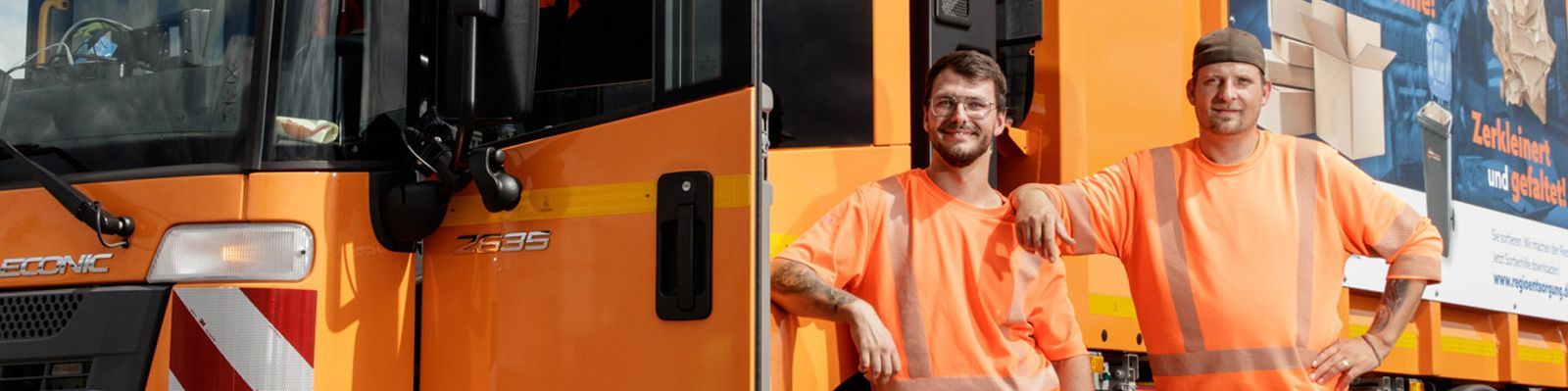 Zwei Mitarbeiter der RegioEntsorgung stehen in Arbeitskleidung vor einem Pressmüllfahrzeug Zwei Mitarbeiter der RegioEntsorgung stehen in Arbeitskleidung vor einem Pressmüllfahrzeug