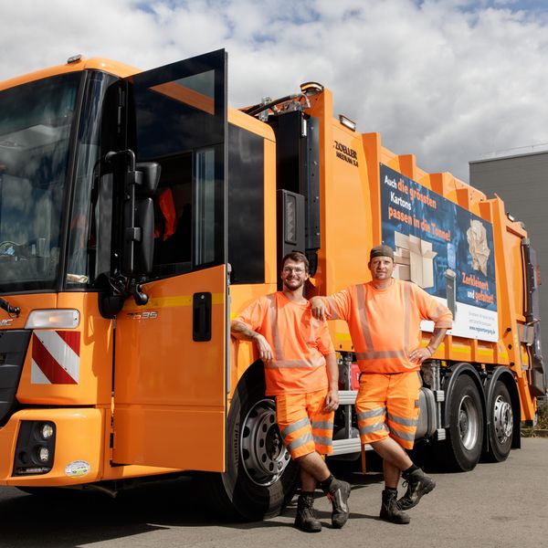 Zwei Mitarbeiter der RegioEntsorgung am Pressmüllfahrzeug Zwei Mitarbeiter der RegioEntsorgung am Pressmüllfahrzeug