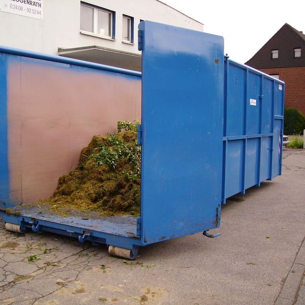 Befüllter Grünschnittcontainer der RegioEntsorgung