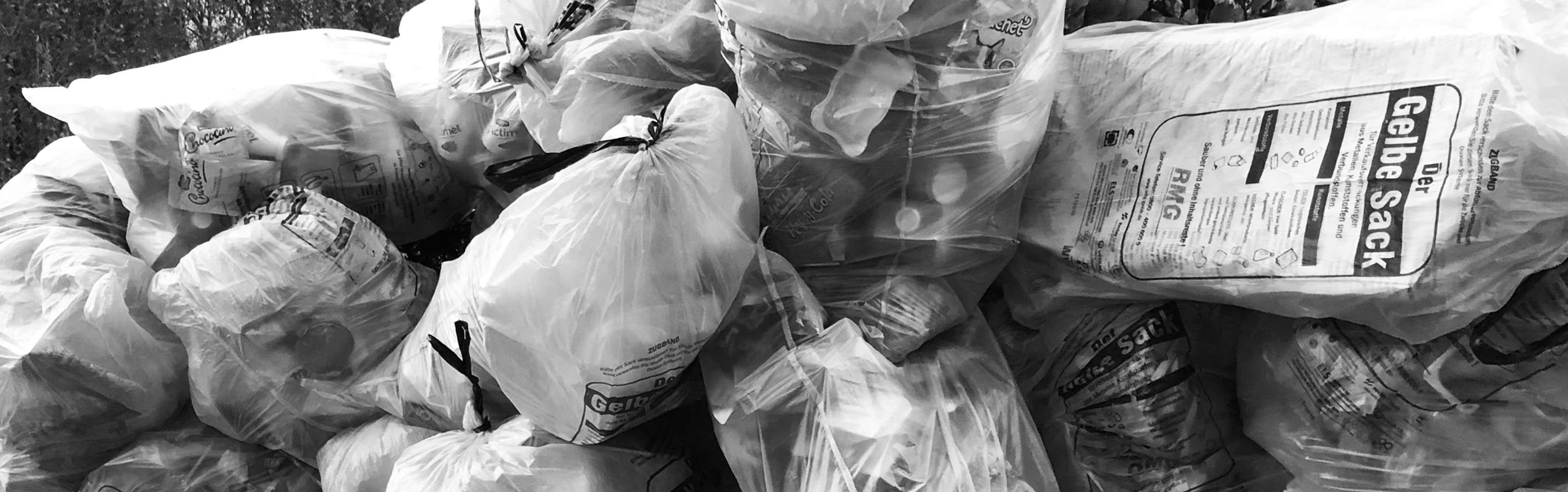 Gelbe gefüllte Müllsäcke auf einem Haufen Gelbe gefüllte Müllsäcke auf einem Haufen